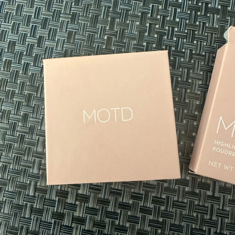 Highlighting Powder in Morning Sun MOTD Cosmetics